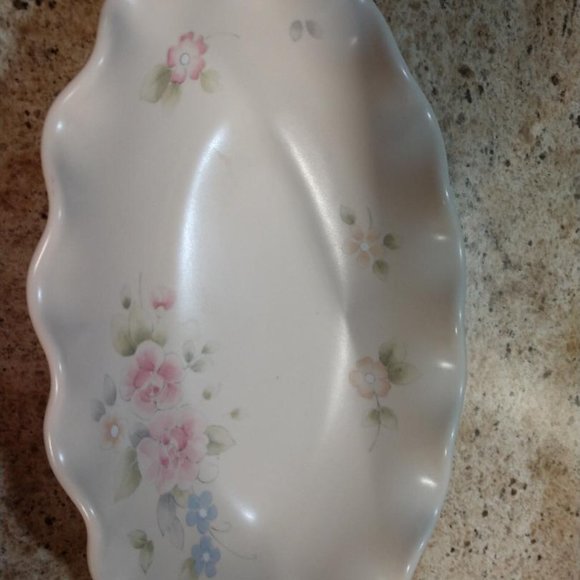 Pfaltzgraff Stoneware Tea Rose Sugar Dish, Salt & Pepper and Decorative Plate - Picture 4 of 8